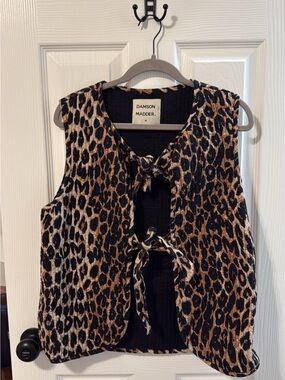 Damson Madder Leopard Tie-Front Sleeveless Vest - Black & Tan